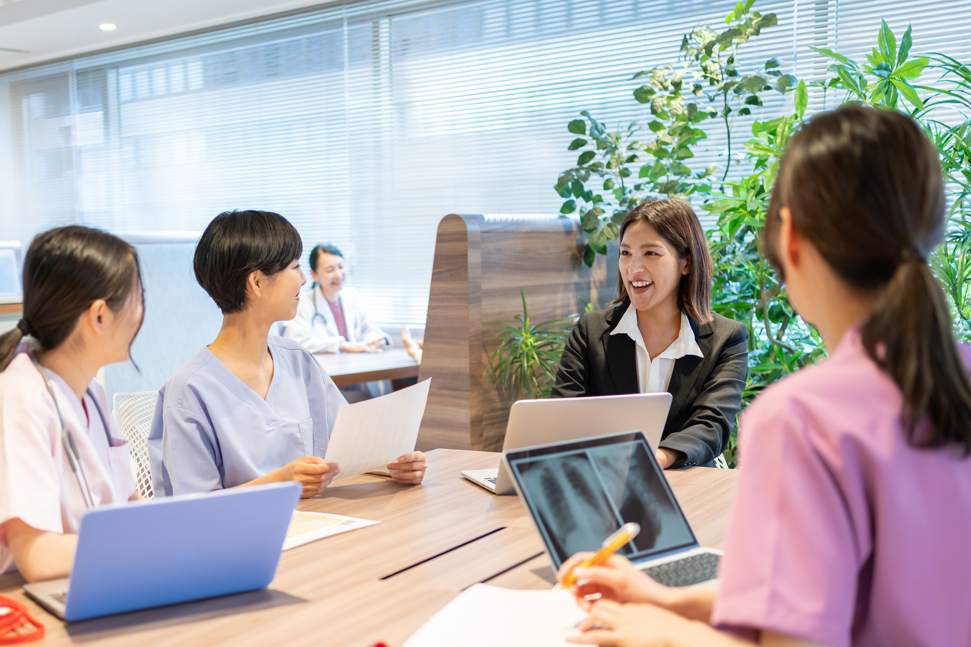 当社の基盤は、信頼関係にあるといっても過言ではありません。<br>信頼関係を築くためには、時間や能力、人柄など多くの要素が関わりますが、やはりその前提となるのは「誠実」であること。<br>一つひとつの対応が信頼を生み、その積み重ねが取引という枠を超えた強いパートナーシップへとつながります。<br>そしてその関係性の中で、あなたの想いを実現できる環境が広がっていきます