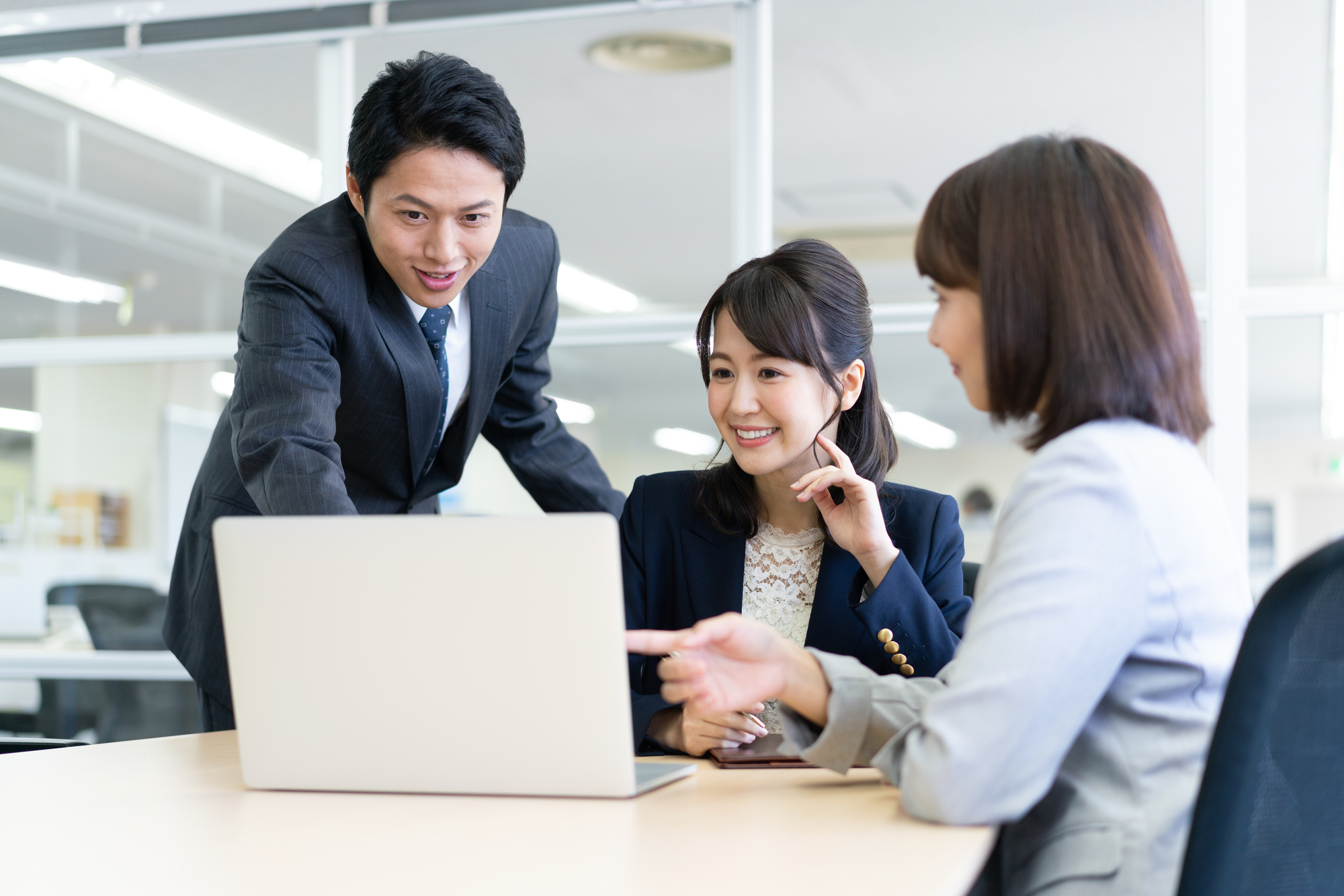 知らないことに挑戦するのは、いつだって不安なものです。<br>けれども挑戦するからこそ学びが生まれます。準備万端である必要なし。<br>壁にぶつかったときに学び、乗り越え、次のステージへ進む。その繰り返しが自分を成長させる最も確かな方法です。<br>学び続けることは、ときに難しく、諦めたくなることもあります。<br>そんなときは、先輩や同僚と悩みを共有してみてください。きっと次のステージにつながるはずです